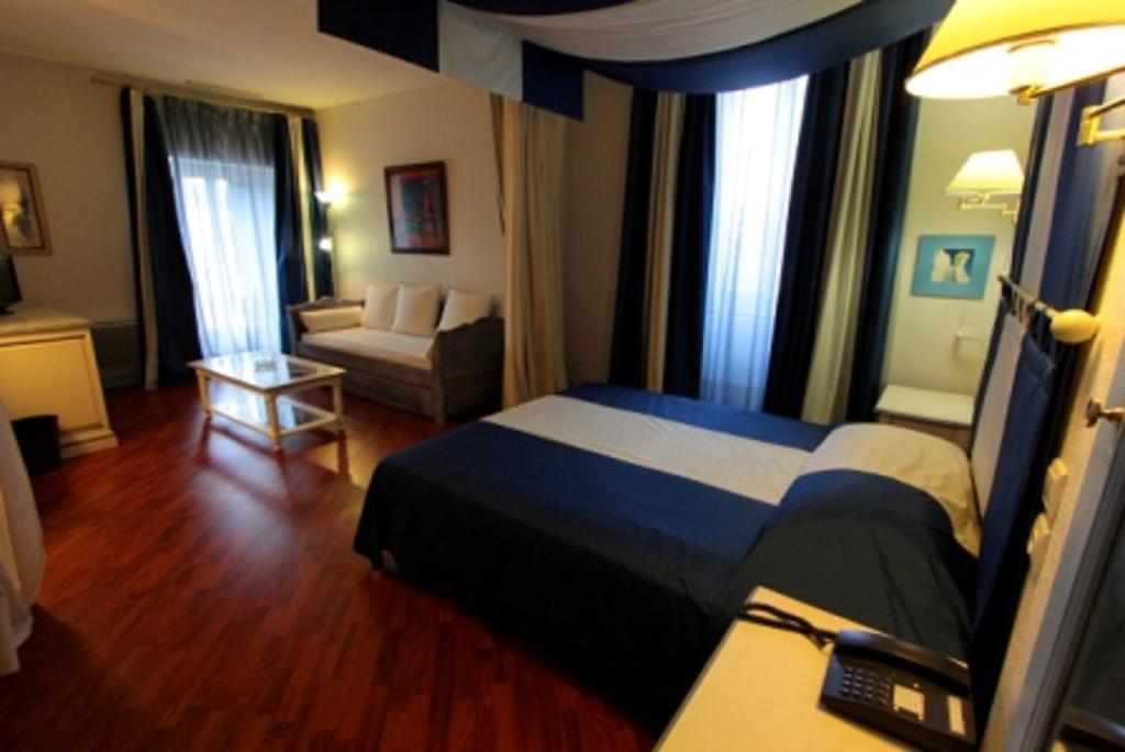Hotel Moderne Et Pigeon Limoux Oda fotoğraf